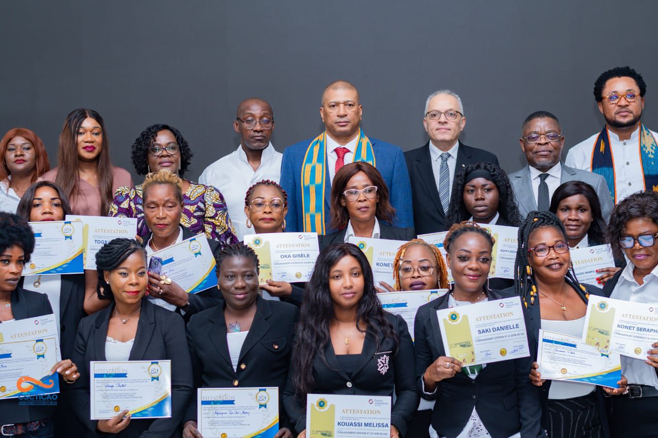 𝑳𝑬 𝑹𝑬́𝑺𝑬𝑨𝑼 𝑰𝑵𝑻𝑬𝑹𝑵𝑨𝑻𝑰𝑶𝑵𝑨𝑳 𝑭𝑹𝑨𝑵𝑪𝑶𝑷𝑯𝑶𝑵𝑬 𝑷𝑶𝑼𝑹 𝑳𝑬 𝑺𝑷𝑶𝑹𝑻 (𝑹𝑰𝑭𝑺) 𝑭𝑶𝑹𝑴𝑬 𝑳𝑬𝑺 𝑭𝑬𝑴𝑴𝑬𝑺 𝑨𝑼 𝑺𝑷𝑶𝑹𝑻 𝑬𝑻 𝑨̀ 𝑳'𝑬𝑿𝑪𝑬𝑳𝑳𝑬𝑵𝑪𝑬