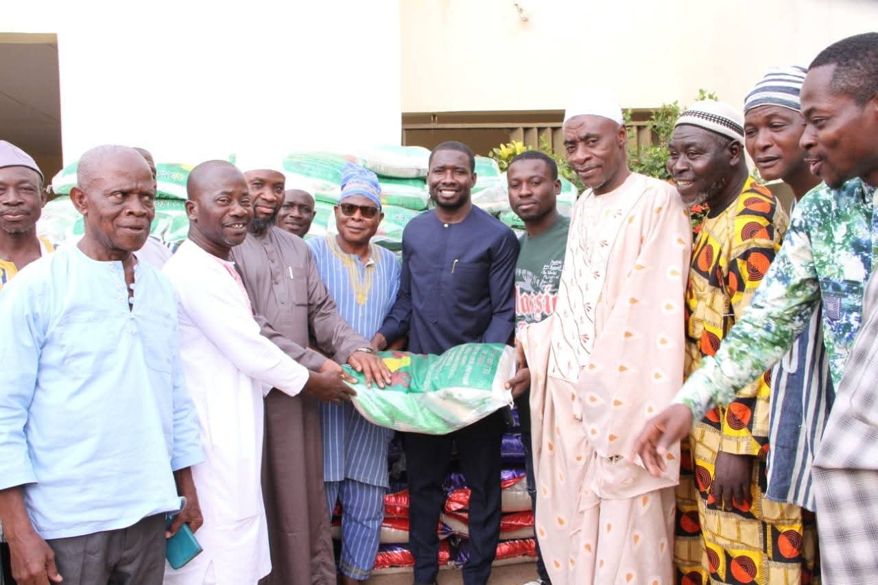 DABAKALA : KALIL KONATÉ ET ADAMA COULIBALY OFFRENT DES VIVRES AUX POPULATIONS