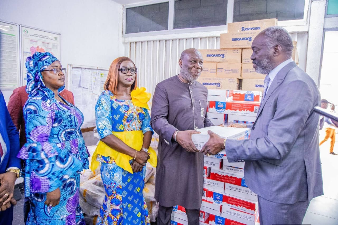 TREICHVILLE : Dr. FRANÇOIS AMICHIA SOUTIENT LES AGENTS MUNICIPAUX AVEC DES KITS ALIMENTAIRES