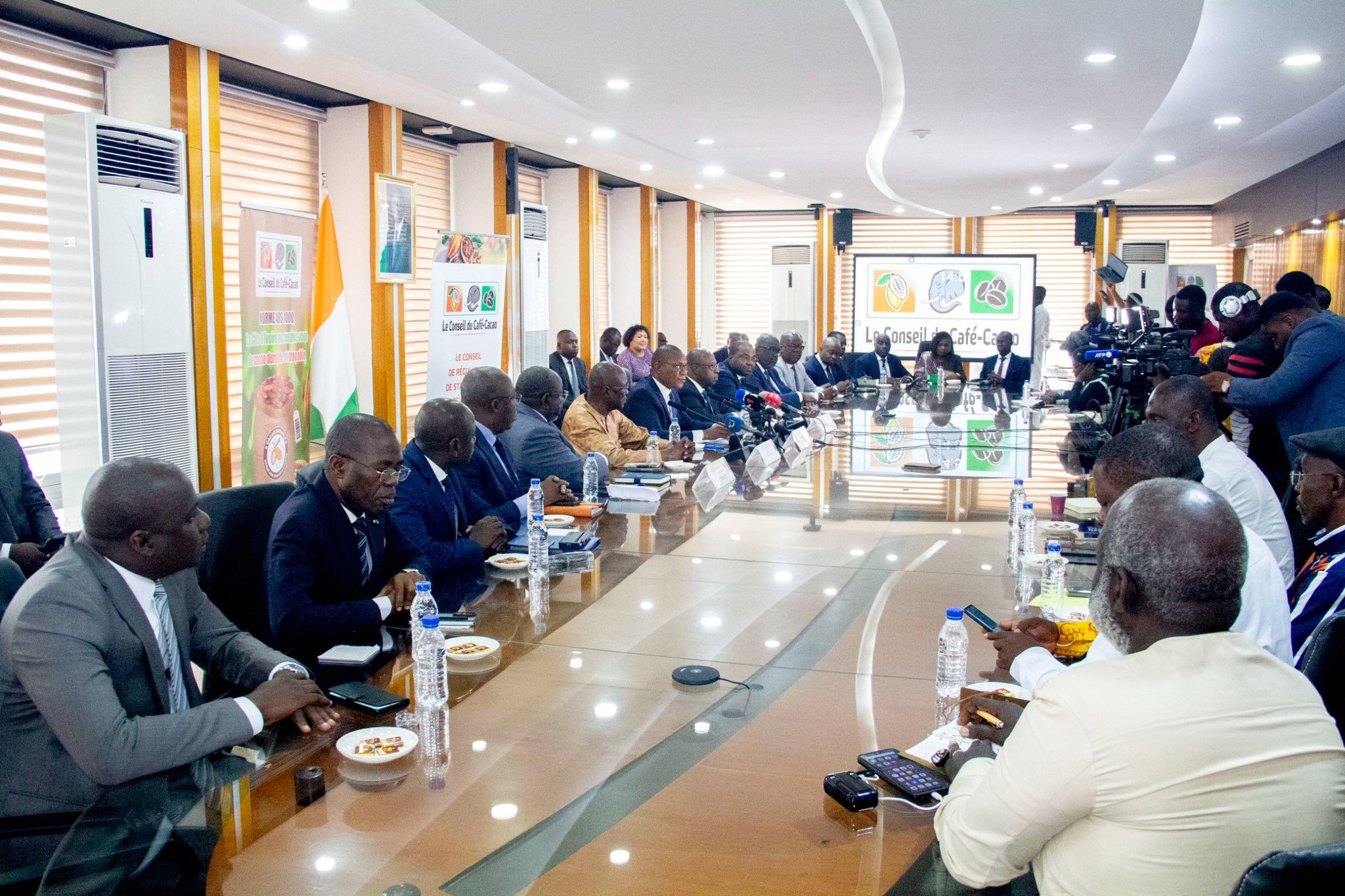 CAMPAGNE INTERMÉDIAIRE DU CACAO 2025-2026 : LE PRIX BORD-CHAMP FIXÉ À 1 200 FCFA LE KILOGRAMME