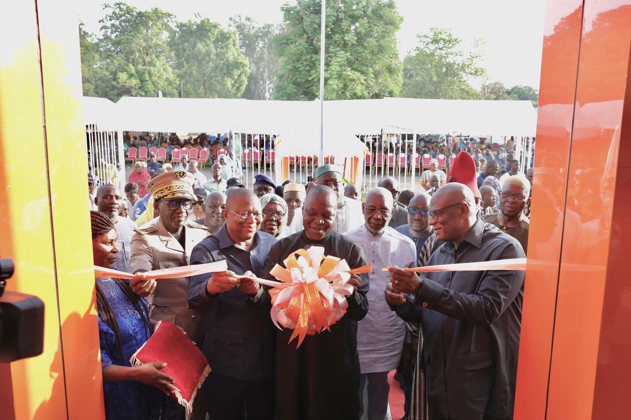 KORHOGO REND HOMMAGE À AMADOU GON COULIBALY : UNE SALLE POLYVALENTE INAUGURÉE SOUS LE SIGNE DE LA MÉMOIRE ET DE L’UNITÉ