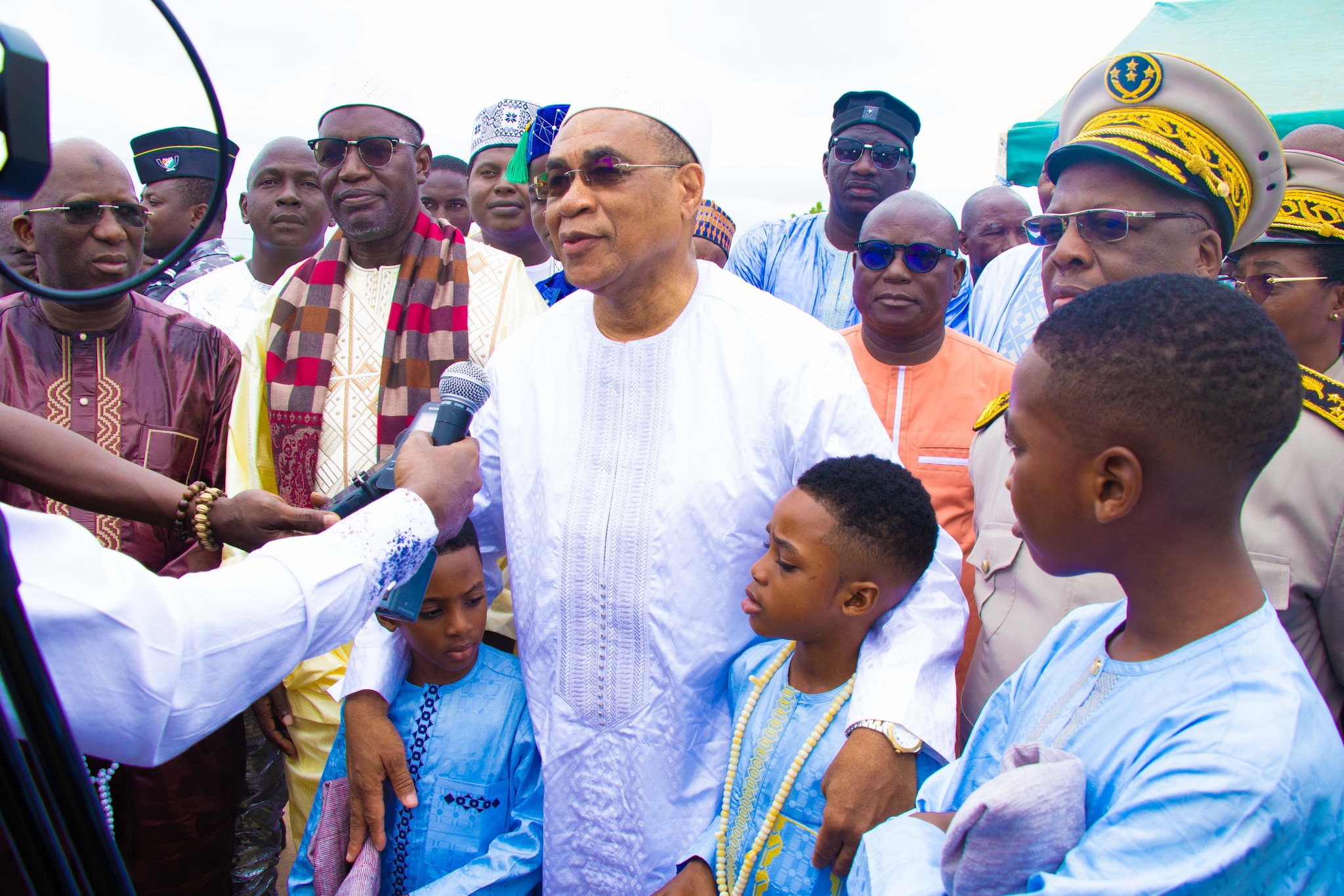 AÏD EL KEBIR 2026 : ADAMA COULIBALY EN COMMUNION DE PRIÈRE AVEC LES FIDÈLES MUSULMANS DE DIMBOKRO