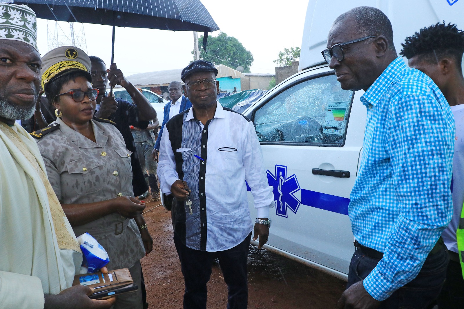 GUIGUÉDOU : ABDOULAYE KOUYATÉ OFFRE UNE NOUVELLE AMBULANCE POUR RENFORCER L’ACCÈS AUX SOINS D’URGENCE