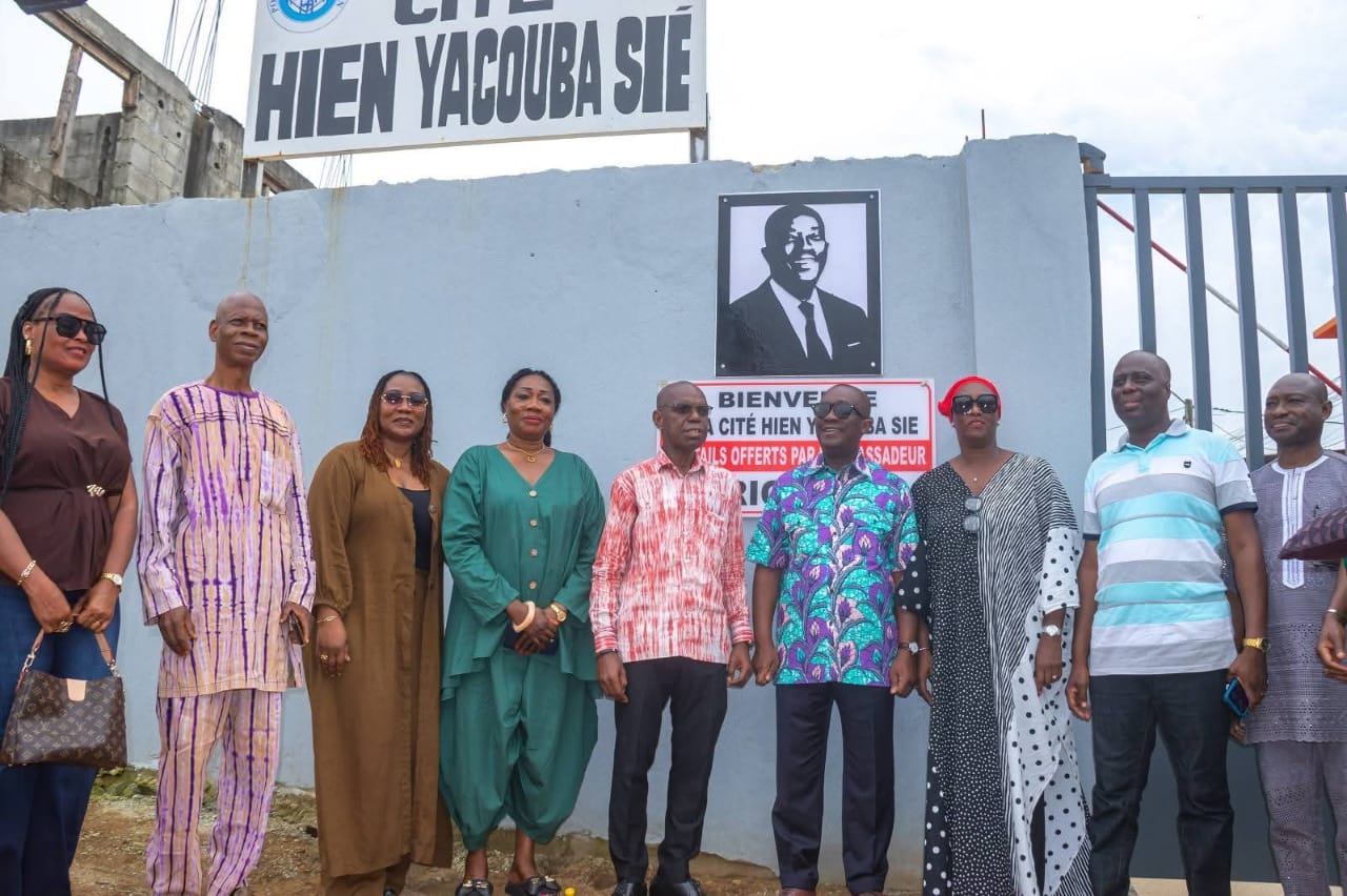 SÉCURITÉ ET CADRE DE VIE À COCODY : ÉRIC TABA DOTE LA CITÉ HIEN SIÉ D’ABATA DE PORTAILS MODERNES ET DE PROJECTEURS