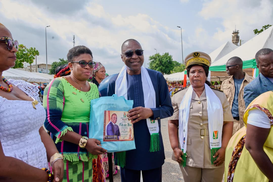 BOUAKÉ / FÊTE DES MÈRES : AMADOU KONÉ FAIT LE CHOIX DE L’AUTONOMISATION EN DOTANT 5 000 FEMMES D’OUTILS POUR LEUR AVENIR
