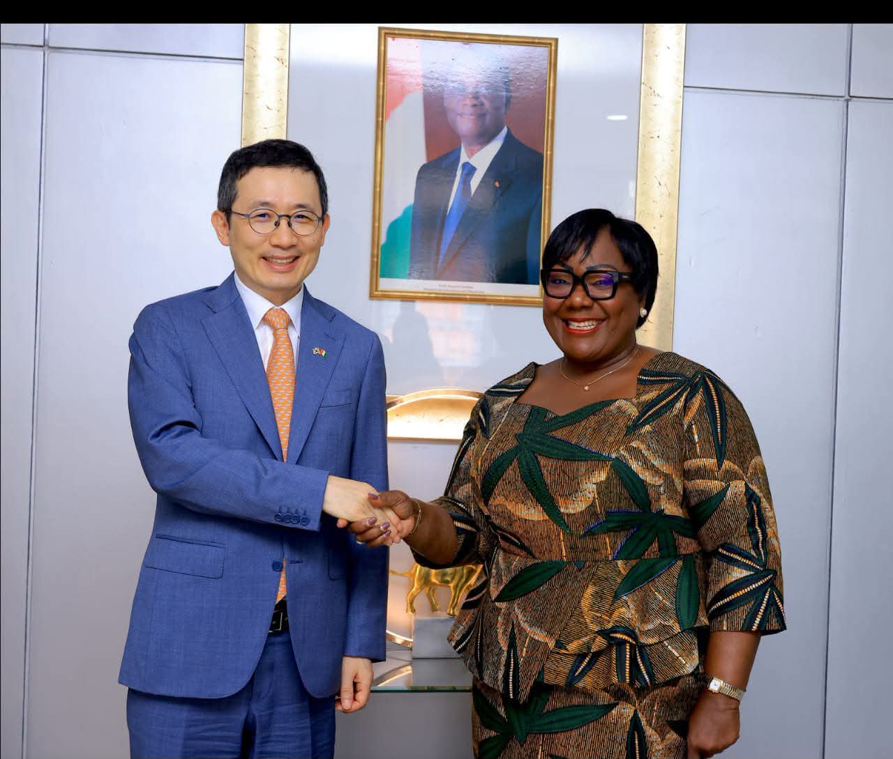 COOPÉRATION CÔTE D’IVOIRE – CORÉE : ANNE DÉSIRÉE OULOTO ET L’AMBASSADEUR CHANG SOYC RENFORCENT LE PARTENARIAT POUR UNE ADMINISTRATION MODERNE