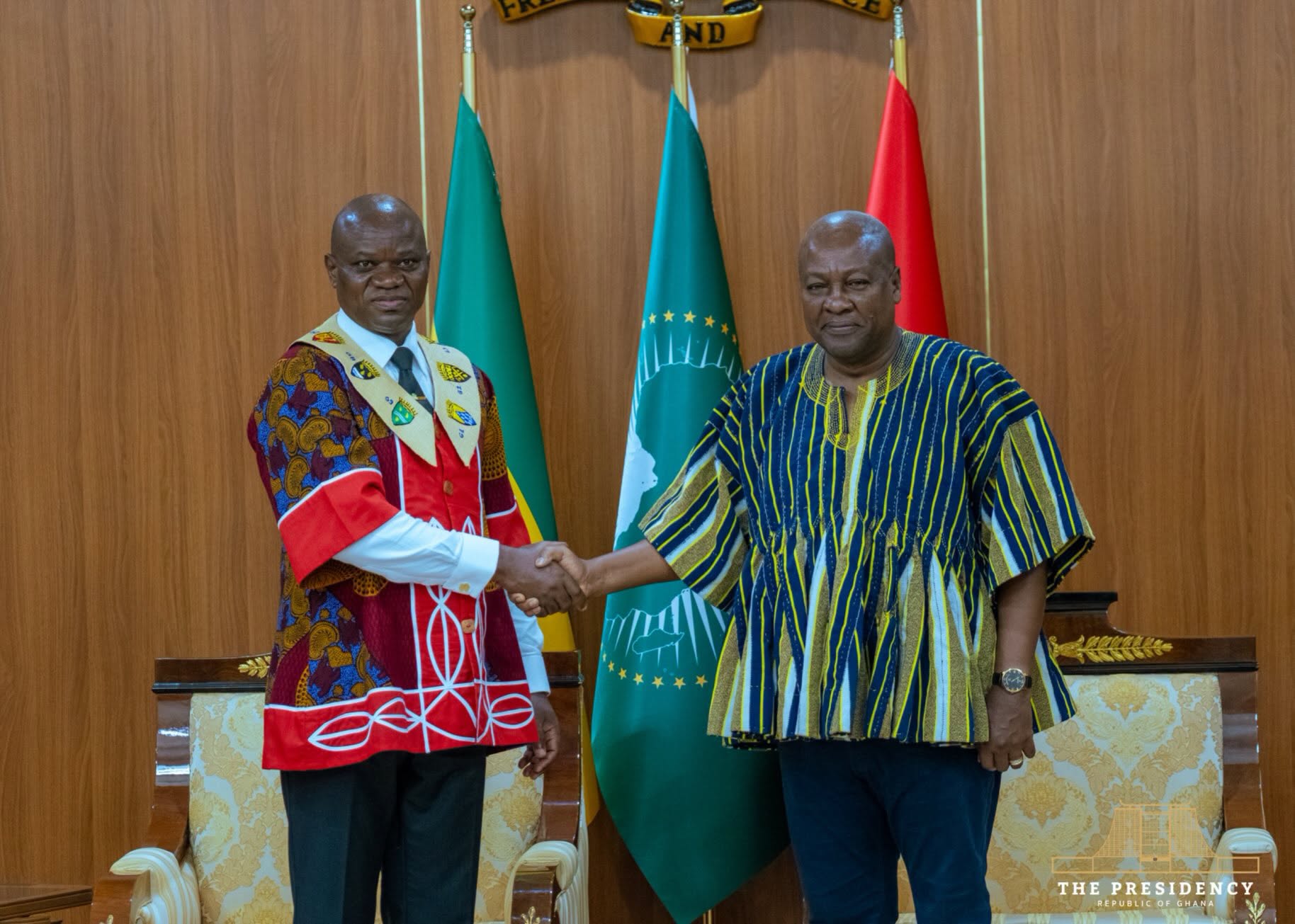 GHANA – GABON : JOHN DRAMANI MAHAMA ET BRICE CLOTAIRE OLIGUI NGUEMA SCELLENT UN NOUVEAU CHAPITRE DE LEUR COOPÉRATION