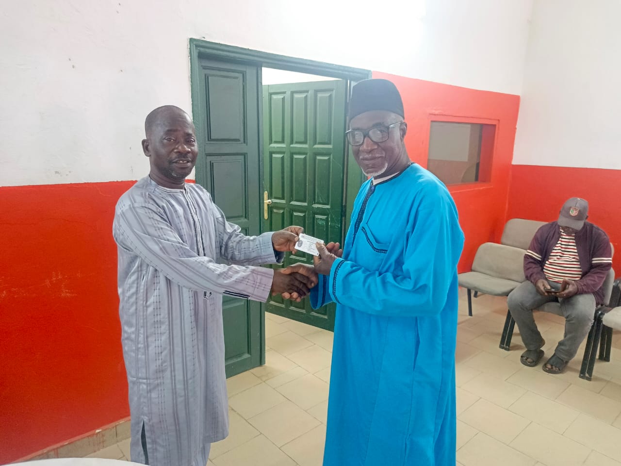RHDP DABAKALA : COULIBALY SOULEYMANE OFFRE 450 CARTES AUX MILITANTS