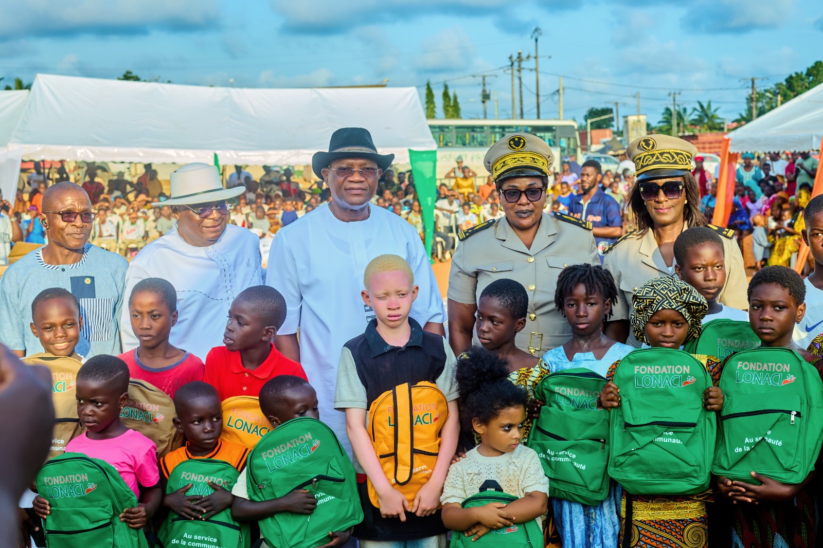 GRANDS-PONTS : SILAS METCH DISTRIBUE 7 400 KITS SCOLAIRES AU NOM DU PRÉSIDENT OUATTARA