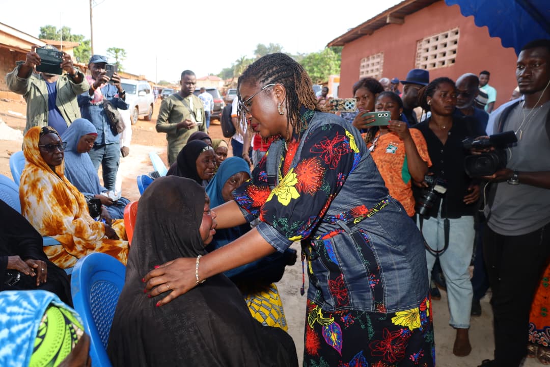 OUMÉ EN DEUIL : FLORE KOUASSI LAGO AUX CÔTÉS DES FAMILLES ÉPROUVÉES PAR L’INCENDIE DE ZINTA